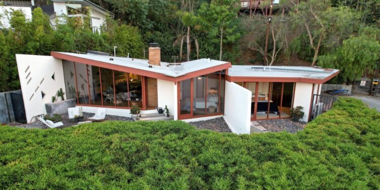 A Modern John Lautner-Designed Home in Los Angeles Lists for $3M